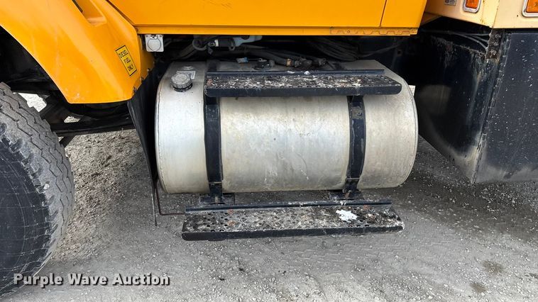 image for item FG0044 2006 International 7400 tank truck