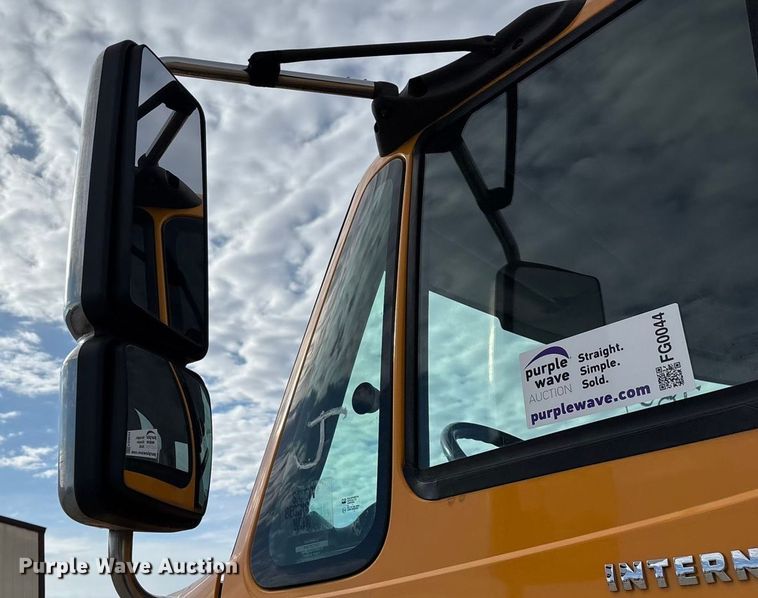 image for item FG0044 2006 International 7400 tank truck