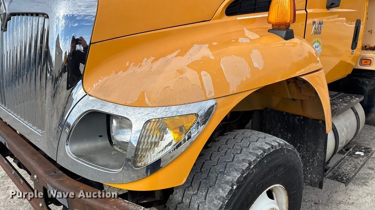 image for item FG0044 2006 International 7400 tank truck