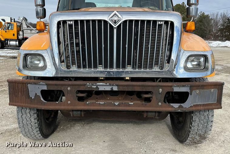 image for item FG0044 2006 International 7400 tank truck