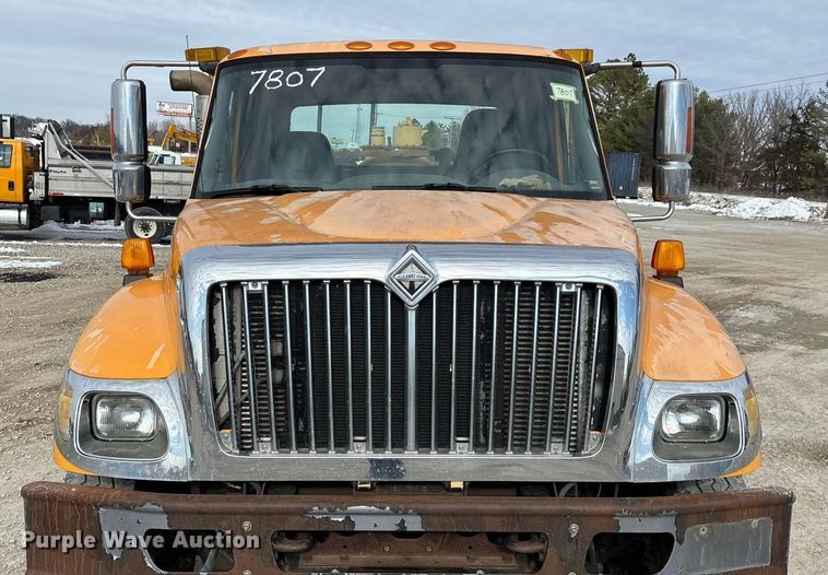 image for item FG0044 2006 International 7400 tank truck