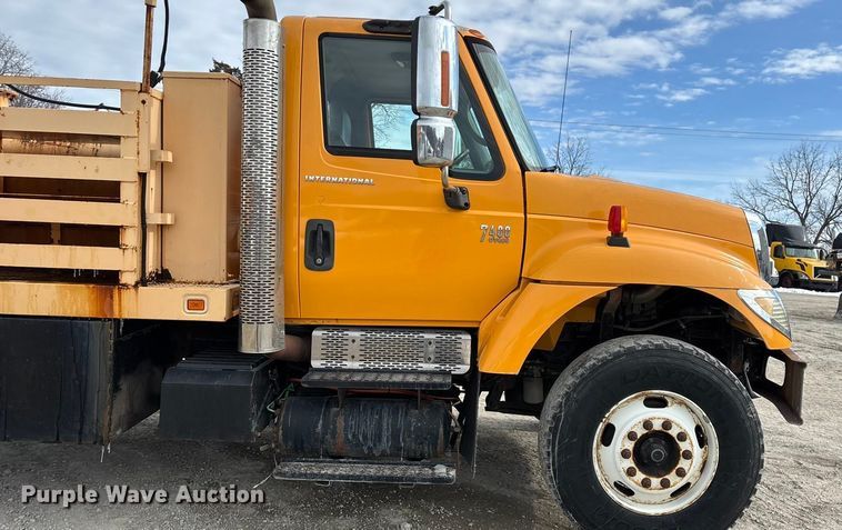 image for item FG0044 2006 International 7400 tank truck