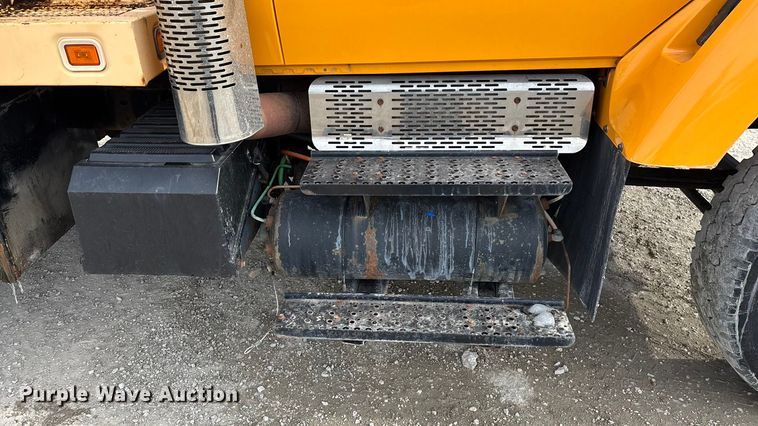 image for item FG0044 2006 International 7400 tank truck