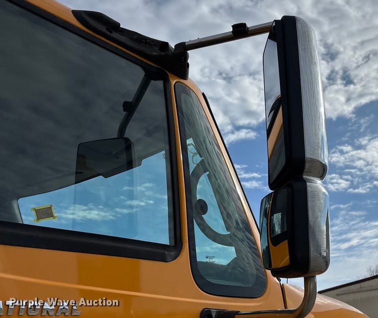 image for item FG0044 2006 International 7400 tank truck