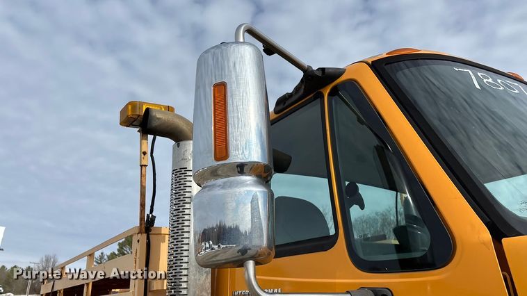 image for item FG0044 2006 International 7400 tank truck