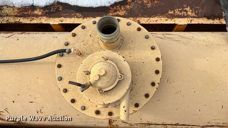 image for item FG0044 2006 International 7400 tank truck