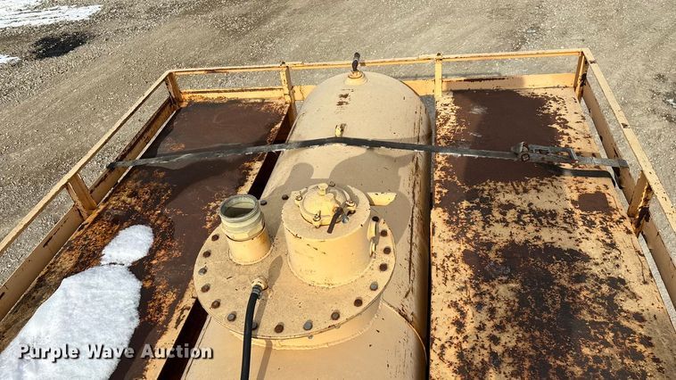 image for item FG0044 2006 International 7400 tank truck