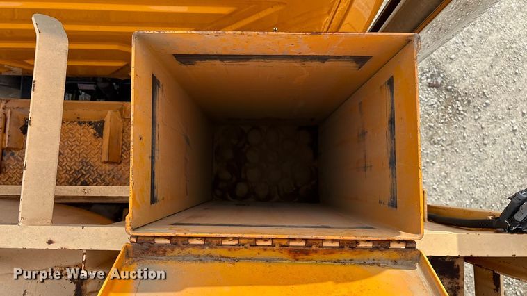 image for item FG0044 2006 International 7400 tank truck