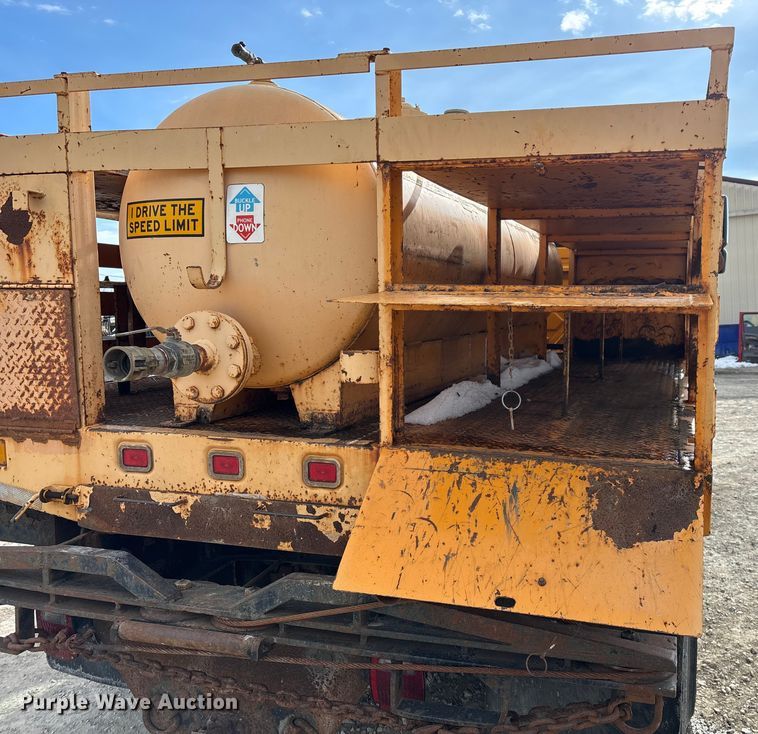 image for item FG0044 2006 International 7400 tank truck