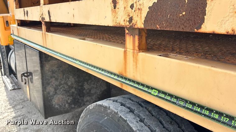 image for item FG0044 2006 International 7400 tank truck