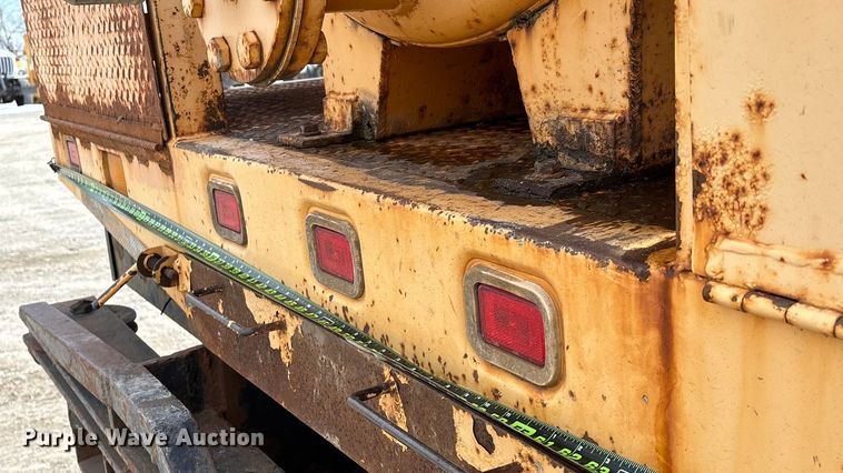 image for item FG0044 2006 International 7400 tank truck