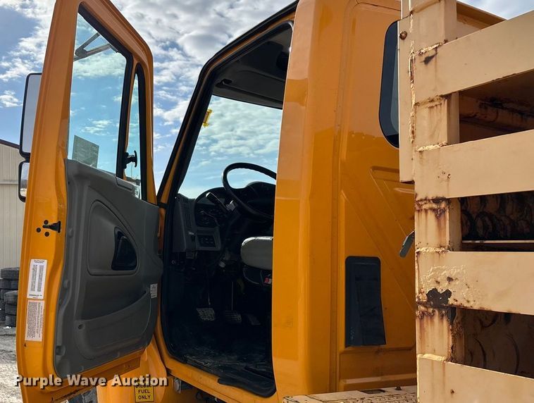 image for item FG0044 2006 International 7400 tank truck