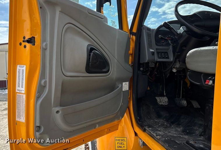 image for item FG0044 2006 International 7400 tank truck