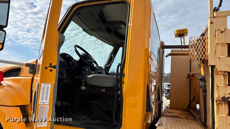 image for item FG0044 2006 International 7400 tank truck