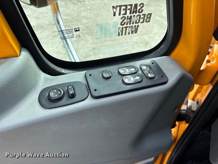 image for item FG0044 2006 International 7400 tank truck