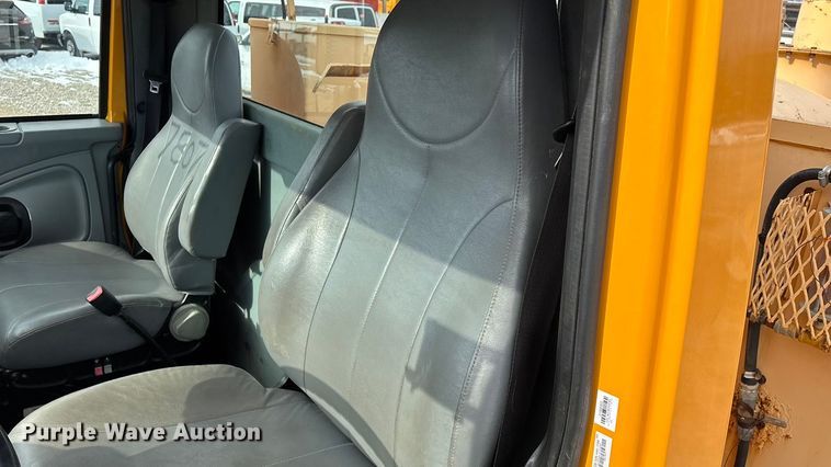 image for item FG0044 2006 International 7400 tank truck