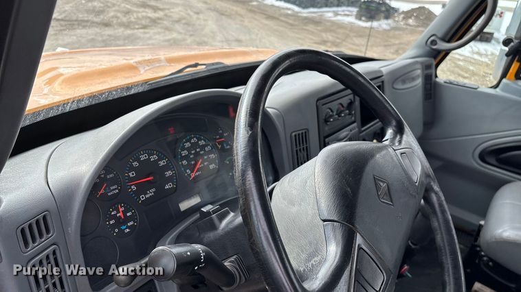 image for item FG0044 2006 International 7400 tank truck