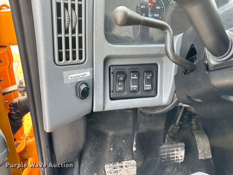 image for item FG0044 2006 International 7400 tank truck