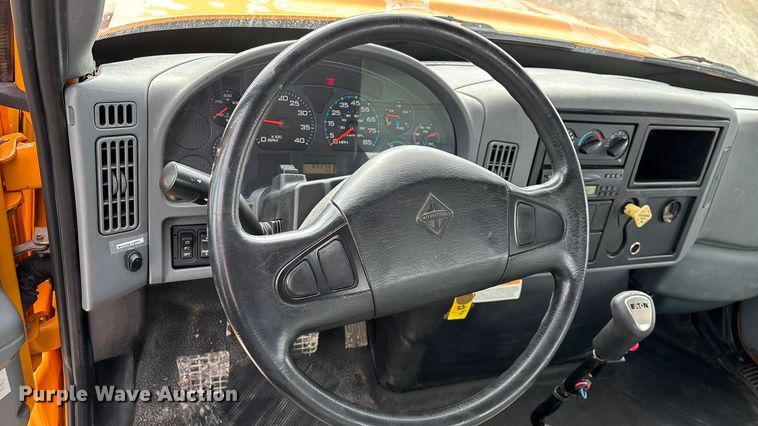 image for item FG0044 2006 International 7400 tank truck