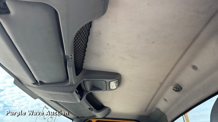 image for item FG0044 2006 International 7400 tank truck