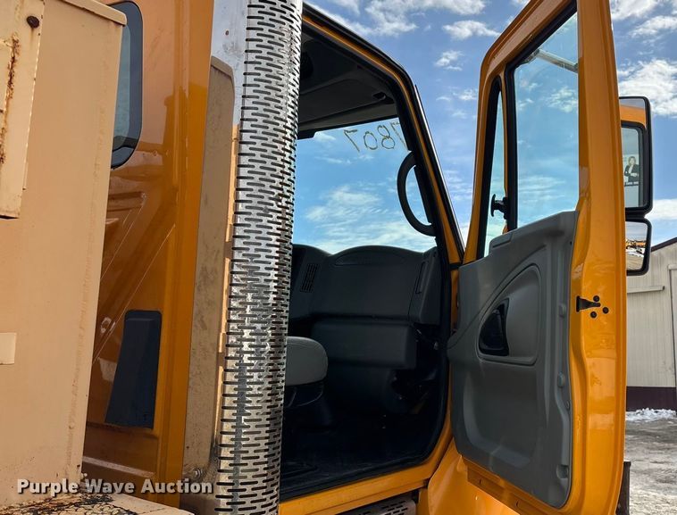 image for item FG0044 2006 International 7400 tank truck