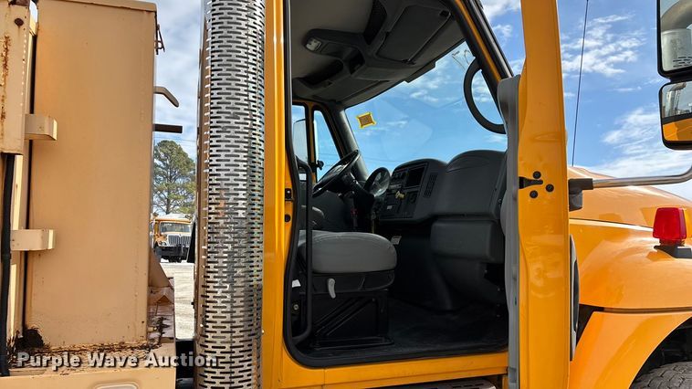 image for item FG0044 2006 International 7400 tank truck