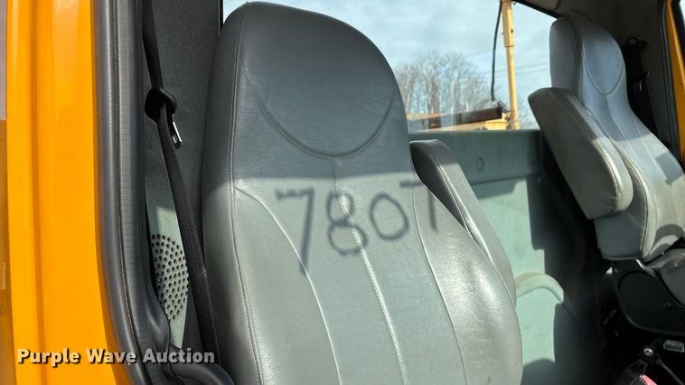 image for item FG0044 2006 International 7400 tank truck