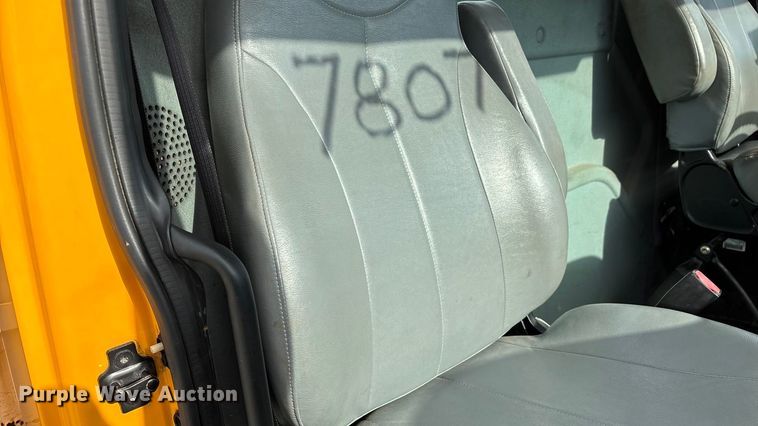 image for item FG0044 2006 International 7400 tank truck