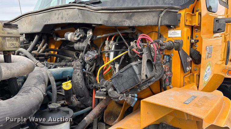 image for item FG0044 2006 International 7400 tank truck