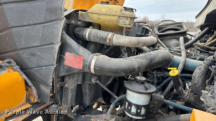 image for item FG0044 2006 International 7400 tank truck