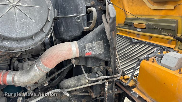 image for item FG0044 2006 International 7400 tank truck