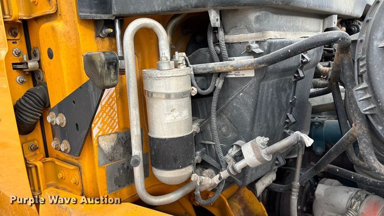 image for item FG0044 2006 International 7400 tank truck