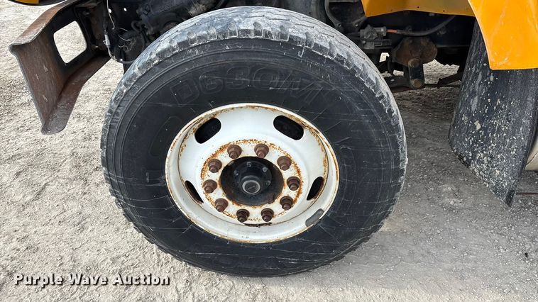 image for item FG0044 2006 International 7400 tank truck