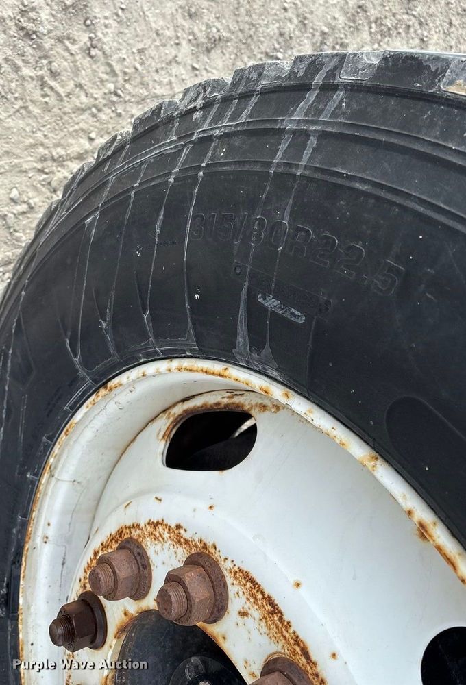 image for item FG0044 2006 International 7400 tank truck