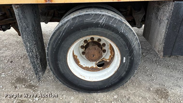 image for item FG0044 2006 International 7400 tank truck