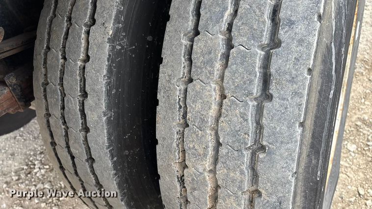 image for item FG0044 2006 International 7400 tank truck