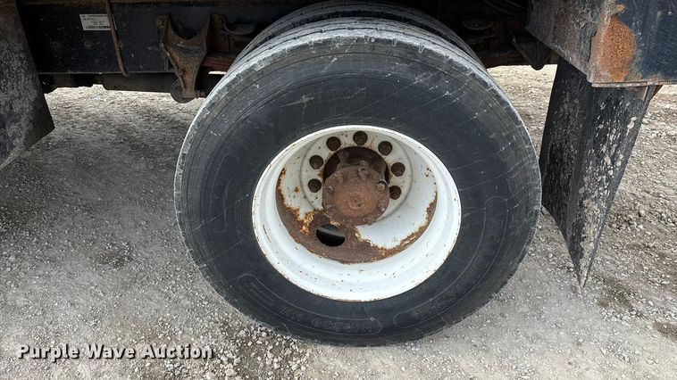 image for item FG0044 2006 International 7400 tank truck