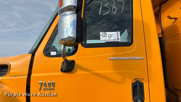 image for item FG0046 2006 International 7400 dump truck