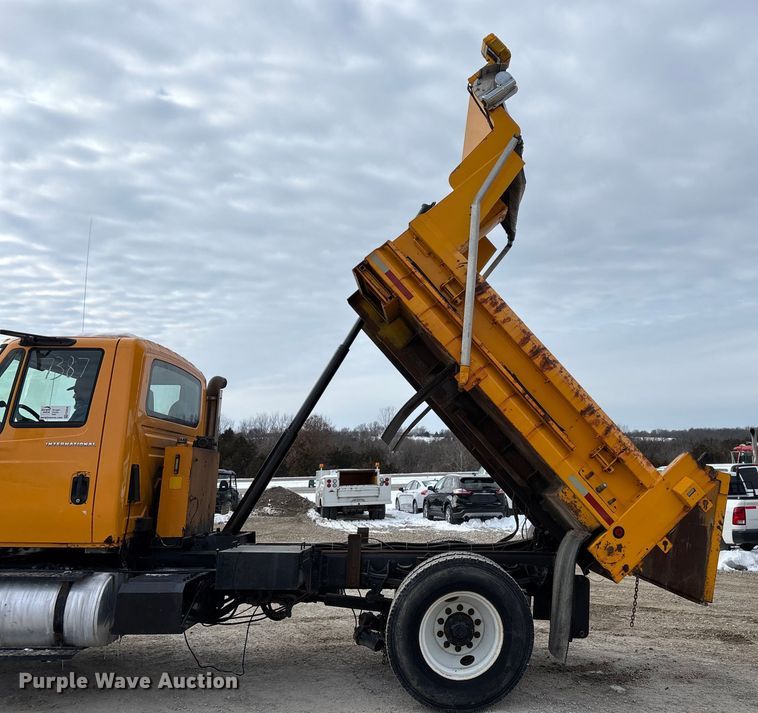 image for item FG0046 2006 International 7400 dump truck
