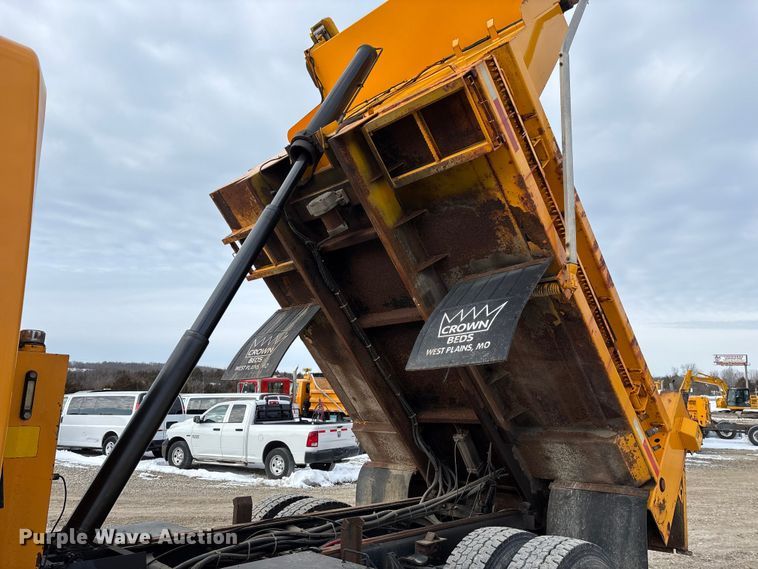 image for item FG0046 2006 International 7400 dump truck