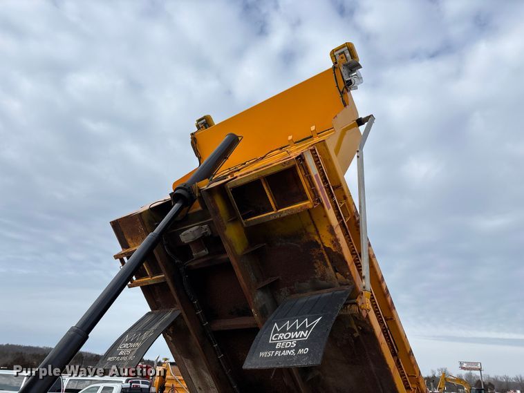 image for item FG0046 2006 International 7400 dump truck