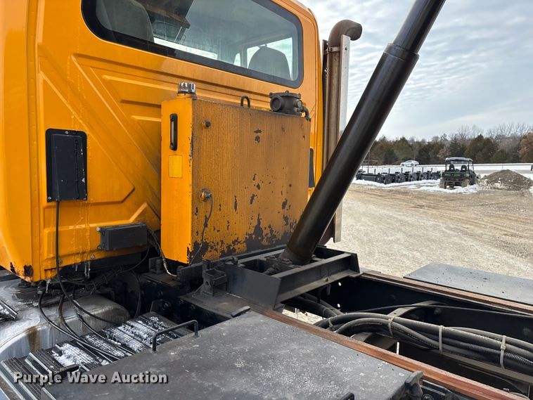 image for item FG0046 2006 International 7400 dump truck