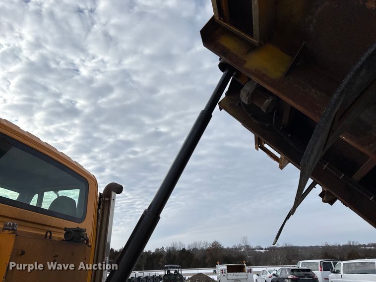 image for item FG0046 2006 International 7400 dump truck