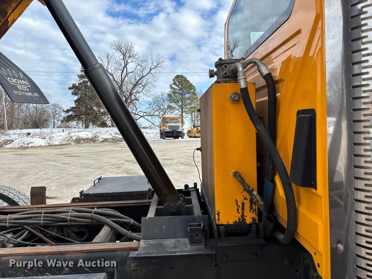 image for item FG0046 2006 International 7400 dump truck