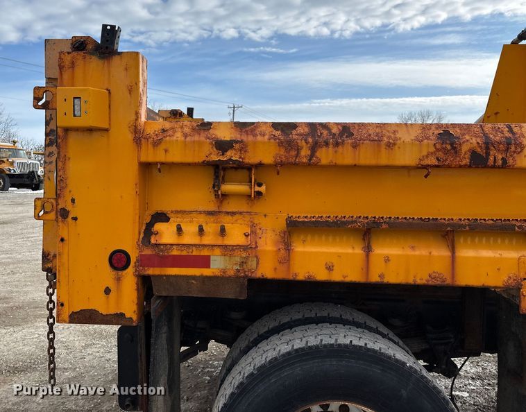 image for item FG0046 2006 International 7400 dump truck