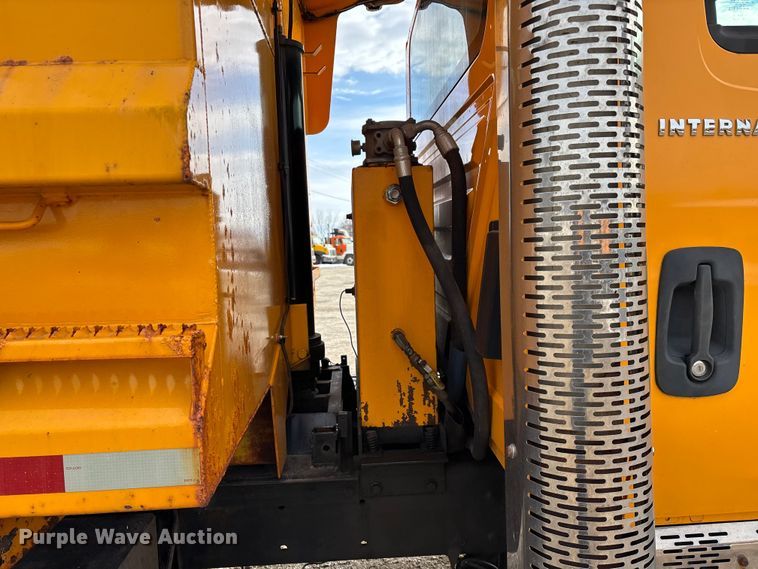 image for item FG0046 2006 International 7400 dump truck