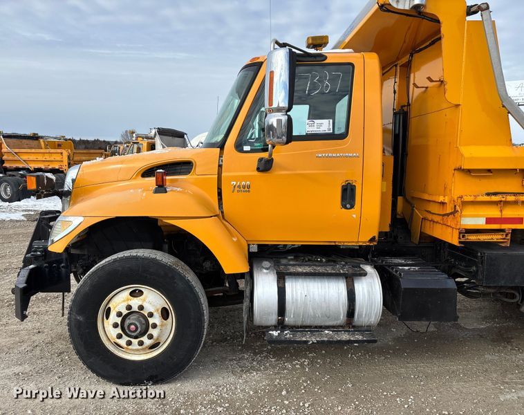 image for item FG0046 2006 International 7400 dump truck