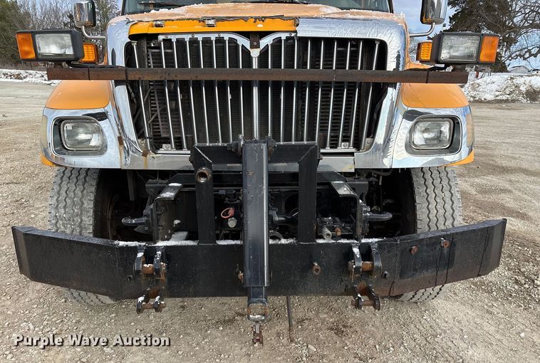 image for item FG0046 2006 International 7400 dump truck