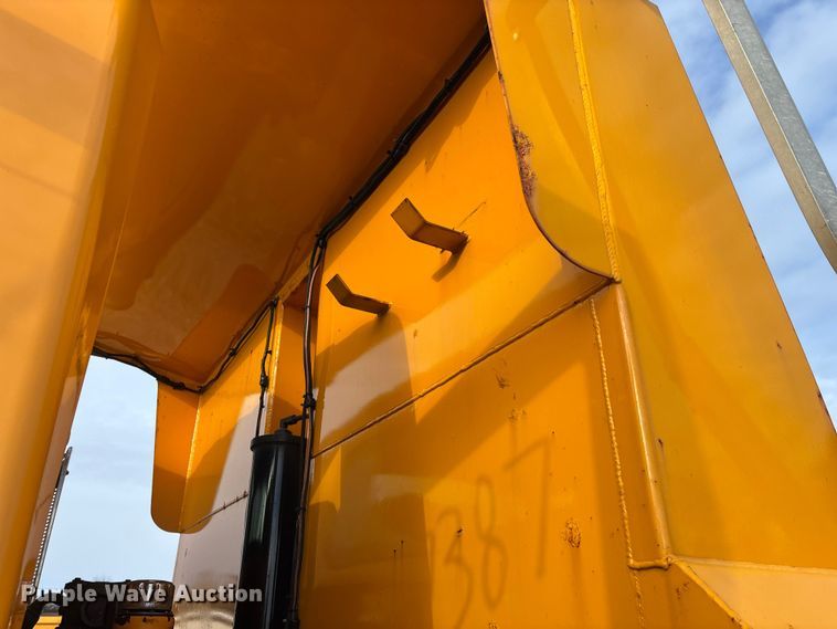 image for item FG0046 2006 International 7400 dump truck