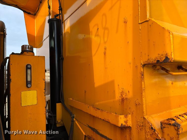 image for item FG0046 2006 International 7400 dump truck